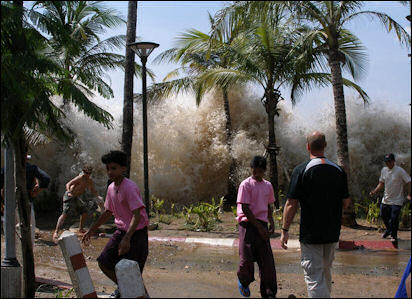 20120530-tsunami 2004-tsunami.jpg
